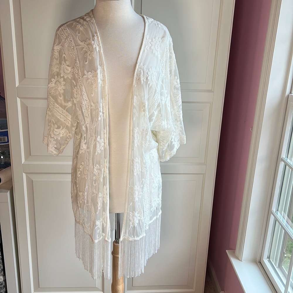 Forever 21 NWT off white embroidered Kimono with 6” of fringe at hem size M